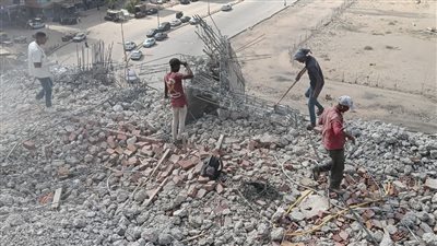 إزالة البناء المخالف بمدينة الأمل.. وحي شرق مدينة نصر يبدأ هدم الأدوار العليا بشارع الغواصة | صور