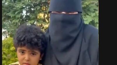 والدة الطفل علي محمد تستغيث لعلاجه: ابني بيضيع مني ومحتاج حقنة بـ 150 مليون جنيه