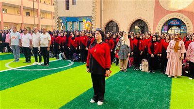 مديرة الثانوية بنات ببورسعيد ترتدي الزي المدرسي: رسالة انتماء وفرحة للطالبات | صور 