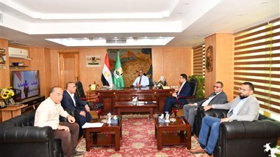 محافظ الفيوم يتابع إجراءات توصيل المرافق للمجمع الصناعي بهوارة المقطع 