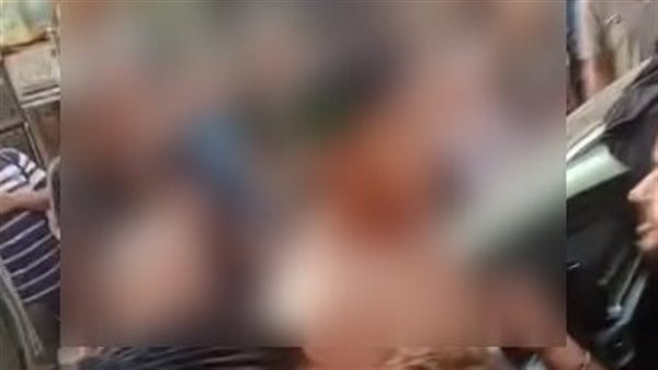 شاب يهدد المارة 