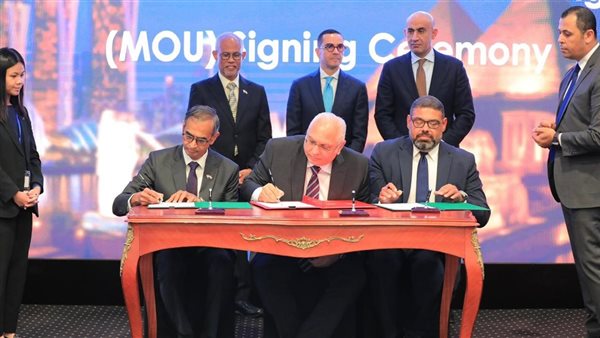 جانب من التوقيع 