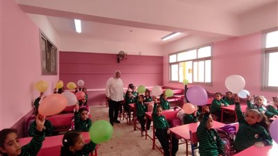 مدرسة الخصوص المشتركة تستقبل طلابها بالورود والبلالين مع بداية العام الدراسي