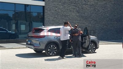 لمؤازرة نجله.. والد زيزو يصل إلى مقر اتحاد الكرة بسبب شكوى نادي الزمالك | صور