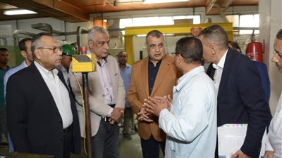 تُنتج لأول مرة بمصر.. وزير الإنتاج الحربي يتفقد تصنيع الطلمبات الغاطسة بمصنع 270 الحربي