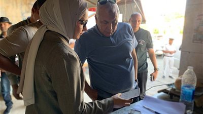 محافظ الوادي الجديد يحيل مسؤولي التموين للتحقيق بعد رصد تلاعب في وزن الخبز بالخارجة