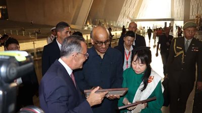 المتحف المصري الكبير ومنطقة أهرامات الجيزة يستقبلان رئيس سنغافورة وحرمه