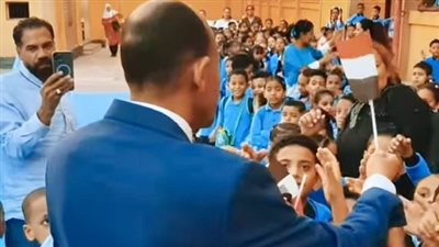 عاوز الأعلام في إيديكم يشوفوها في تل أبيب.. مدير مدرسة بالأقصر يشعل حماس الطلاب في طابور الصباح