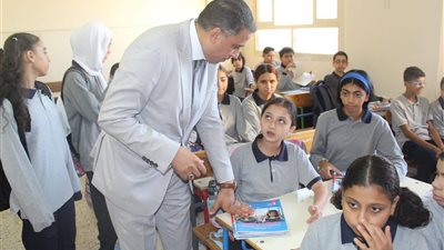 الطلاب يدفعون الثمن.. أزمات تواجه تعليم الجيزة مع بداية العام الدراسي الجديد