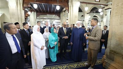 رئيس سنغافورة وقرينته يزوران الجامع الأزهر، ويستمعان إلى شرح مفصّل عن أبرز معالمه التاريخية وأنشطته العلمية