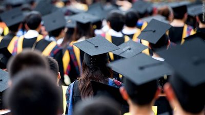 خريجو كلية الصيدلة بجامعة أكتوبر يطالبون بالحصول على شهادات التخرج