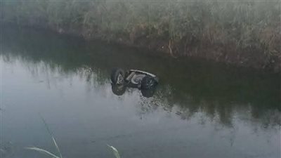 إصابة شخصين في انقلاب سيارة ملاكي بترعة بأسيوط | صور 