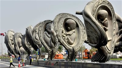 مستشفى قطري يثير الجدل بتحويل الطريق إليه لمعرض فني يجسد رحلة نمو الجنين