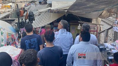 محافظ الجيزة يتجول بين الأهالي متخفيًا دون حراسة.. ويطيح بموظفين مقصرين بأحياء بولاق الدكرور والدقي| خاص