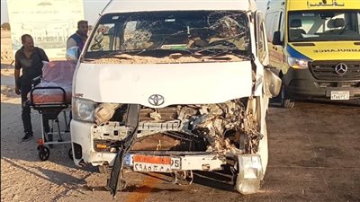 إصابة 14 شخصًا إثر انقلاب سيارة ميكروباص بالطريق الصحراوي في أسوان