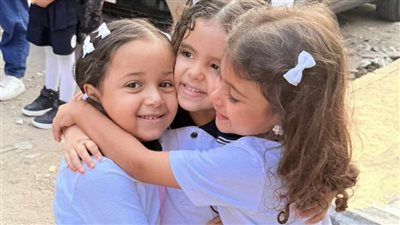 بيحبوا بعض زي الأخوات.. صورة لـ 3 فتيات تتصدر التريند في أول يوم دراسة