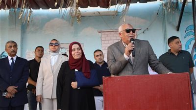 لمتابعة انتظام العملية التعليمية.. محافظ الوادي الجديد يشهد طابور الصباح بمدرستي نجيب محفوظ والبنين بالخارجة