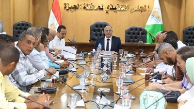 بعد جولته المفاجئة.. اجتماع عاجل لمحافظ الجيزة مع مسئولي النظافة بالأحياء لمتابعة خطة العمل وآليات التنفيذ