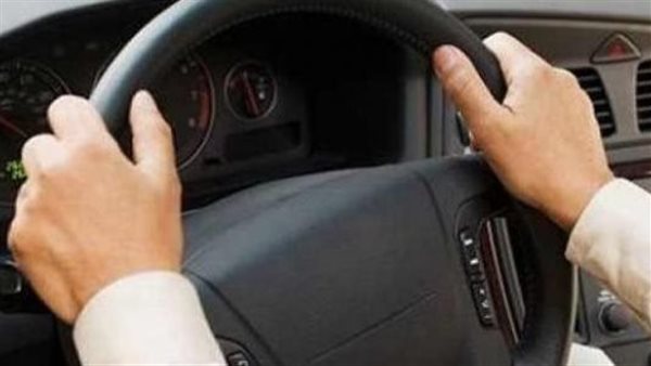 شخص يقود السيارة
