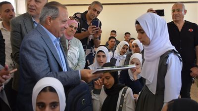 محافظ بورسعيد: 10 آلاف جنيه مكافأة لمدرسة الفتح لانتظام العملية التعليمية