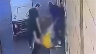 الأمن يفحص واقعة سحل سيدة على يد زوجها وآخر بالشرقية