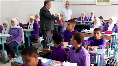 تأخروا عن طابور الصباح.. إحالة 45 معلما بمدرسة في أبو حمص للشئون القانونية