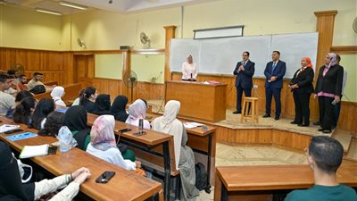 رئيس جامعة القاهرة يتابع انتظام الدراسة بكليات الهندسة والتجارة وطب الأسنان بفرع الجامعة بالشيخ زايد