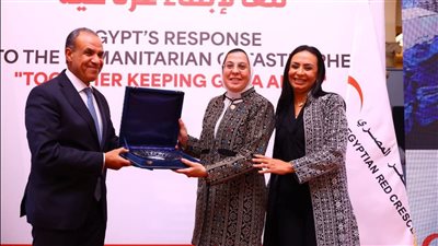 وزيرا الخارجية والتضامن يكرمان الهلال الأحمر المصري لجهوده الإنسانية في أزمة غزة 