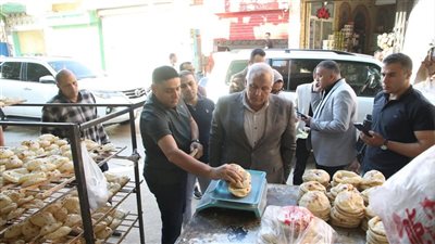 لالتزامه بجودة إنتاج الخبز.. محافظ الوادي الجديد يمنح مكافأة لأحد المخابز بالخارجة