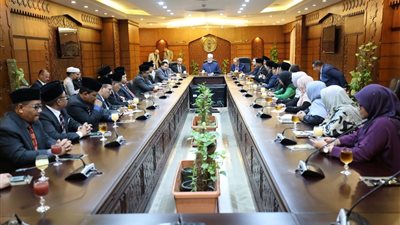 الضويني يستقبل وفد متدربي القضاة الشرعيين الماليزي ويؤكد: الأزهر مؤسسة مصرية ذات رسالة عالمية