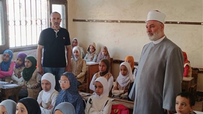 رئيس منطقة سوهاج الأزهرية يشدد على تنوع أساليب الشرح خلال تفقد سير معهد الغريزات الابتدائي