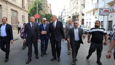 محافظ القاهرة ومستشار رئيس الجمهورية يتفقدان أعمال تطوير منطقة القاهرة الخديوية 