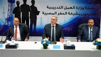 وزيرا البترول والعمل يُسلمان شهادات لأوائل خريجي دورات تدريب مجانية في الحفر والخدمات البترولية 