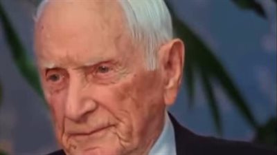 طبيب أمريكي عمره 100عام يكشف عن سر إطالة العمر 