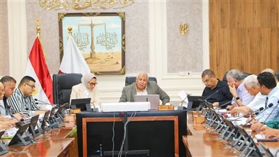 محافظ الوادي الجديد يتابع موقف ملفات التقنين والتصالح والمتغيرات المكانية