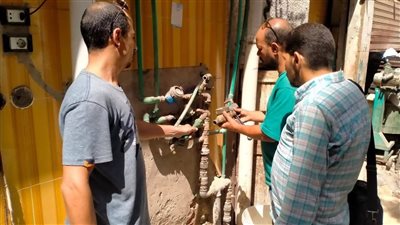 تنفيذ قرارات غلق وتشميع ورفع إشغالات للمحلات التجارية المخالفة بالحي الأول بمدينة العبور