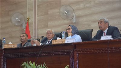 محافظ الوادي الجديد يعقد اجتماعًا مع مديري الإدارات التعليمية والمدارس