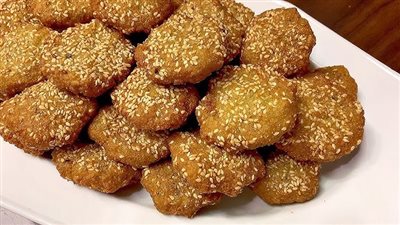 السر في تحميص السمسم مع الكزبرة.. طريقة عمل الطعمية في الكبة