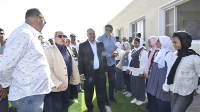 محافظ بورسعيد يتابع سير العملية التعليمية بمدرسة الشهيد فتحي عبد الحميد بسهل الطينة| صور