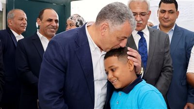 محافظ الإسماعيلية يكرم المبدعين.. ووكيل التعليم يمنح شهادات تقدير ومكافأة للمعلمين والطلاب المتميزين