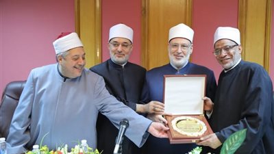 بحضور قيادات الأزهر والمفتي.. تكريم وكيل المعاهد للمناطق ومستشار اللغة العربية بعد بلوغهما السن القانونية للتقاعد
