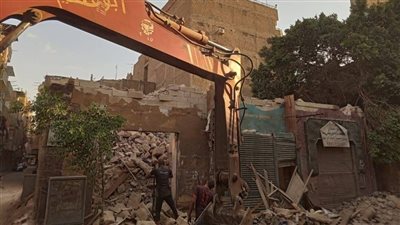 حي الدقي يزيل 4 عقارات آيلة للسقوط تشكل خطورة على حياة المواطنين | صور