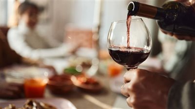 دراسة جديدة: تناول الكحول ولو بكميات قليلة يرفع خطر الإصابة بالخرف 