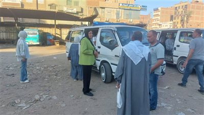 رئيسة شبين القناطر تتابع أعمال تنظيم المواقف بالمدينة 