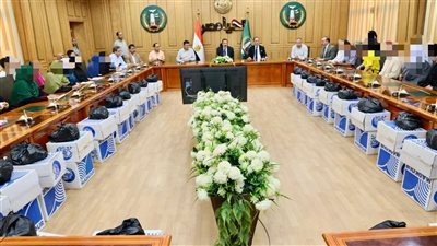 محافظ المنوفية يسلم مساعدات نصف مليون جنيه لـ 50 حالة إنسانية