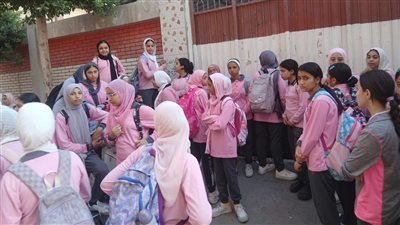 إحالة مديرة مدرسة للتحقيق بعد قرارها غلق الأبواب أمام الطالبات المتأخرات عن طابور الصباح بالمحلة
