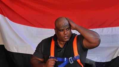 بيفطر بـ30 بيضة.. أقوى رجل في العالم يواصل استعداداته لسحب مركب وزنه 700 طن بأسنانه بالغردقة