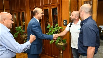 رئيس جامعة أسيوط يستقبل وفدًا فرنسيًا أكاديميًا في زيارة علمية لكلية العلوم 