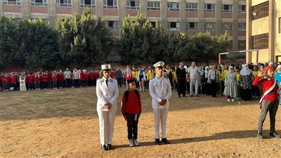 تكريم نجل أحد شهداء الشرطة داخل مدرسة بشبرا الخيمة