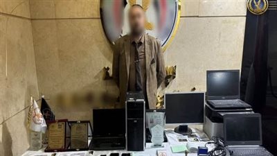 ضبط المتهم بإنشاء جمعية أهلية دون ترخيص وادعاء قانونيتها بهدف النصب على المواطنين 